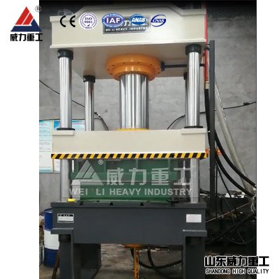 <b>水箱成型油壓機(jī)客戶投入生產(chǎn)</b> <b>水箱成型油壓機(jī)客戶投入生產(chǎn)</b>