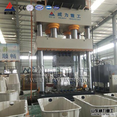 <b>三臺2000噸化糞池成型液壓機(jī)調(diào)試安裝投入生產(chǎn)</b>