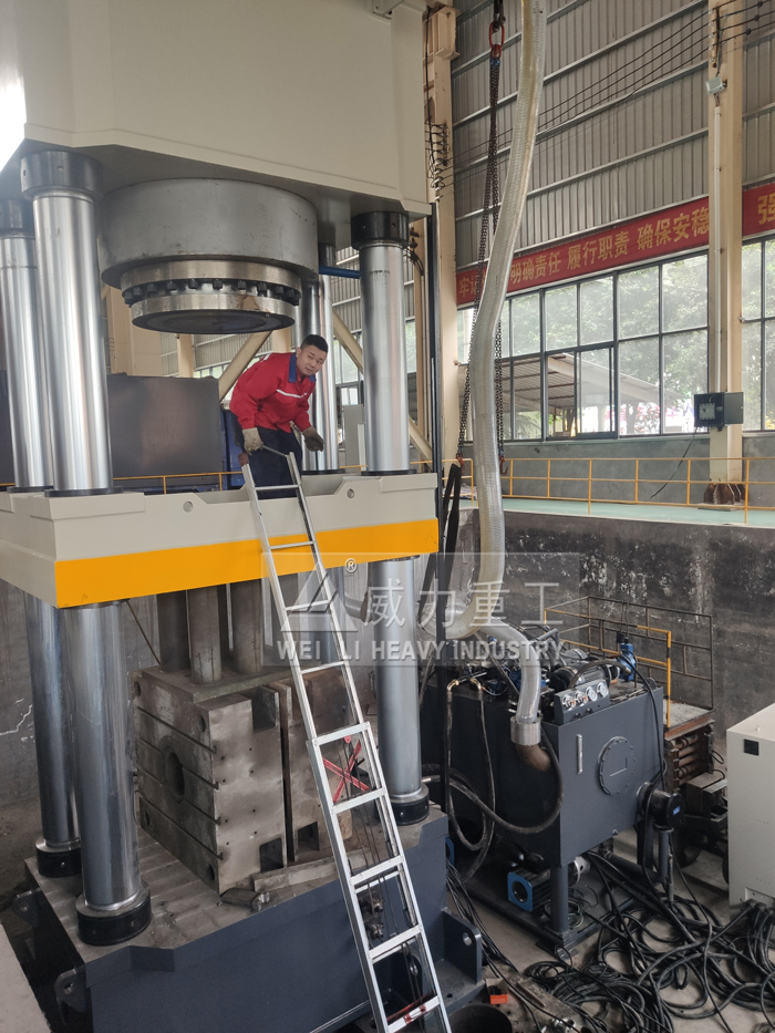 坩堝液壓機廠家安裝調試中