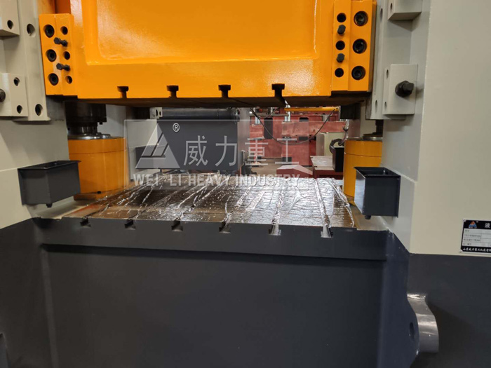 框架式液壓機(jī)工作臺(tái)面